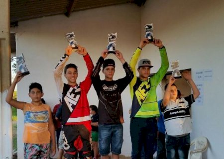 Piloto de Aral Moreira é destaque em prova de velocross em Amambai